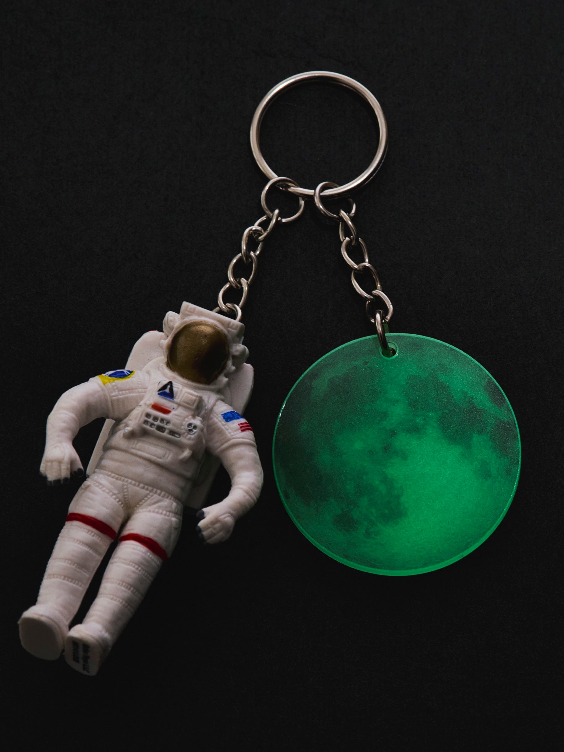 宇宙飛行士と蓄光の月 Key Charm｜蓄光ムーン キーホルダー｜SPACE