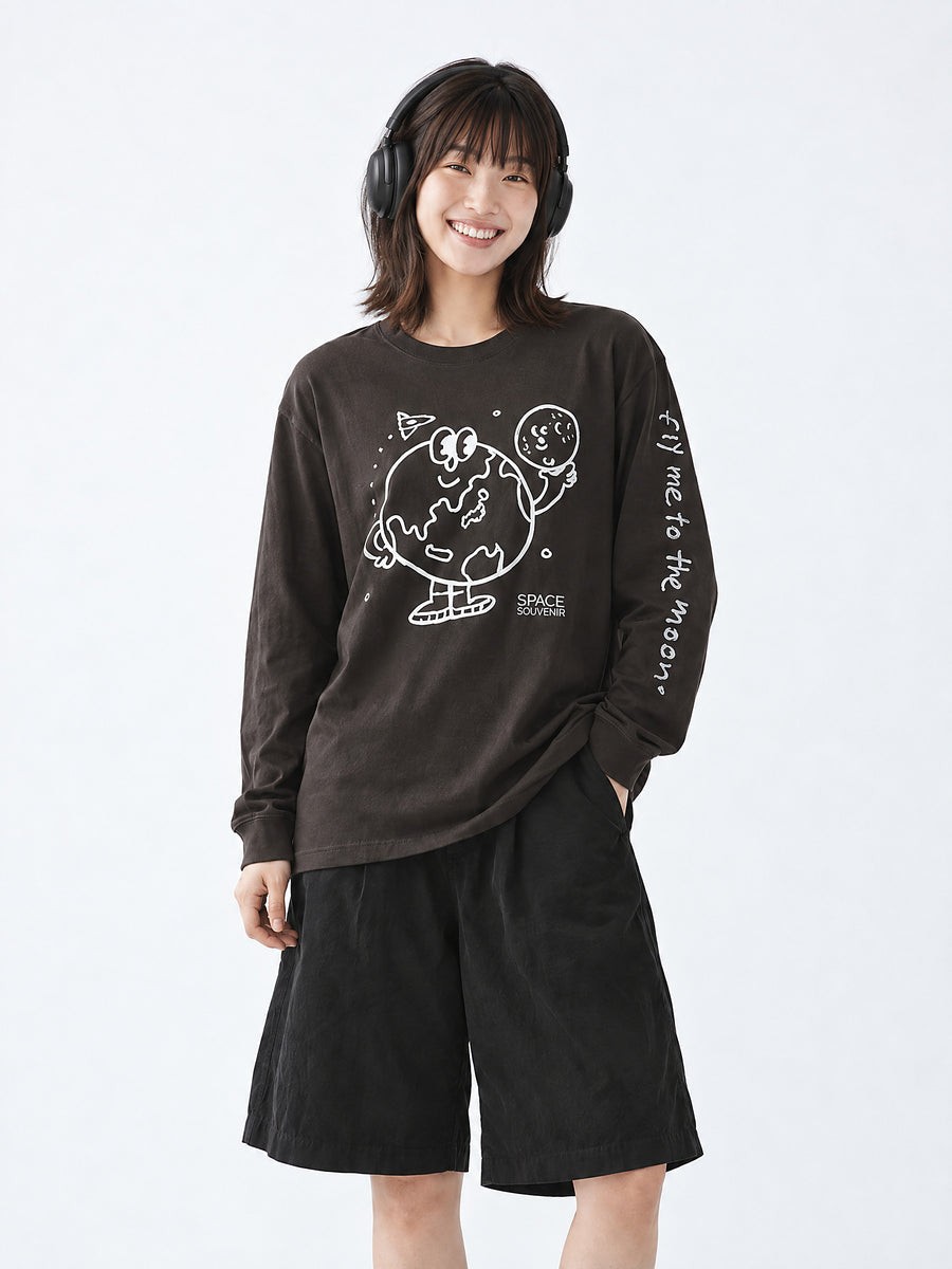 地球くん「友達は月」Long Tee - チャコール - SPACE SOUVENIR